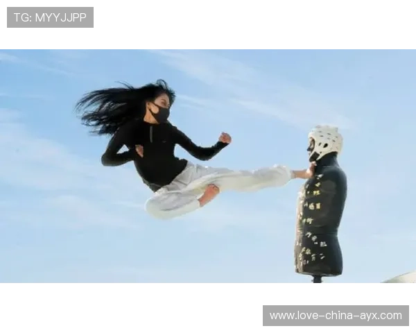 跆拳道少年飞踢灯泡碎片四溅,裁判吓傻